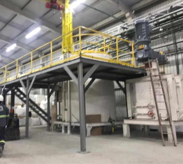 Planta do moinho octogonal instalada em galpão industrial, com plataforma e acionamento superior