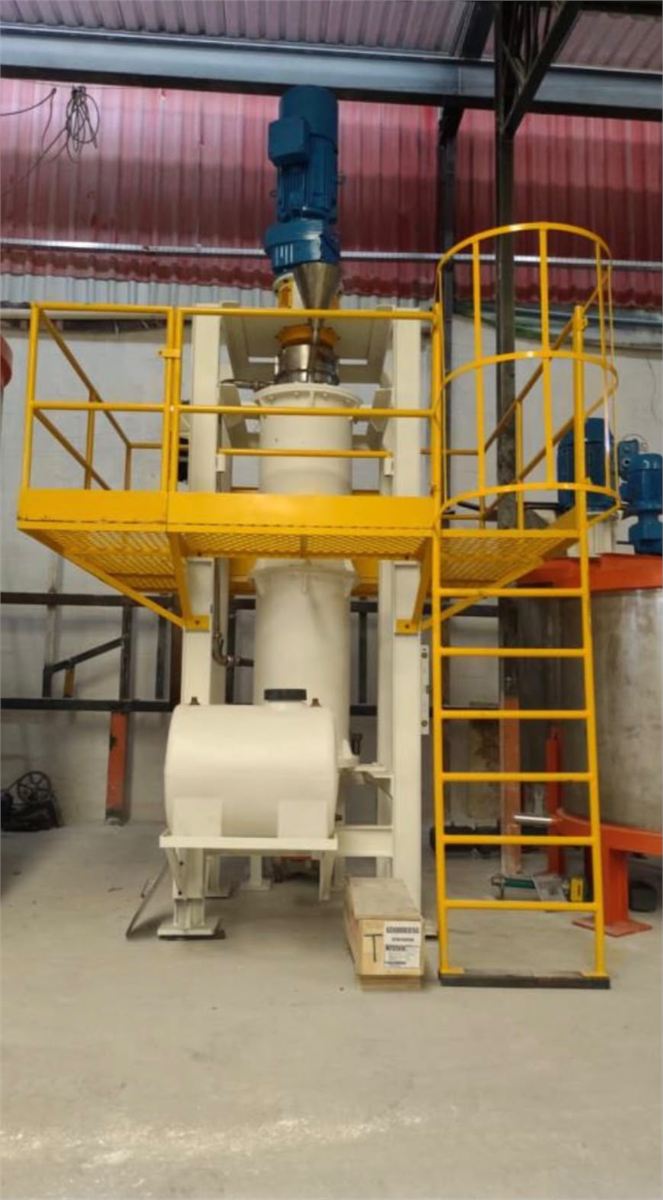Moinho vertical com plataforma de acesso instalado em planta industrial