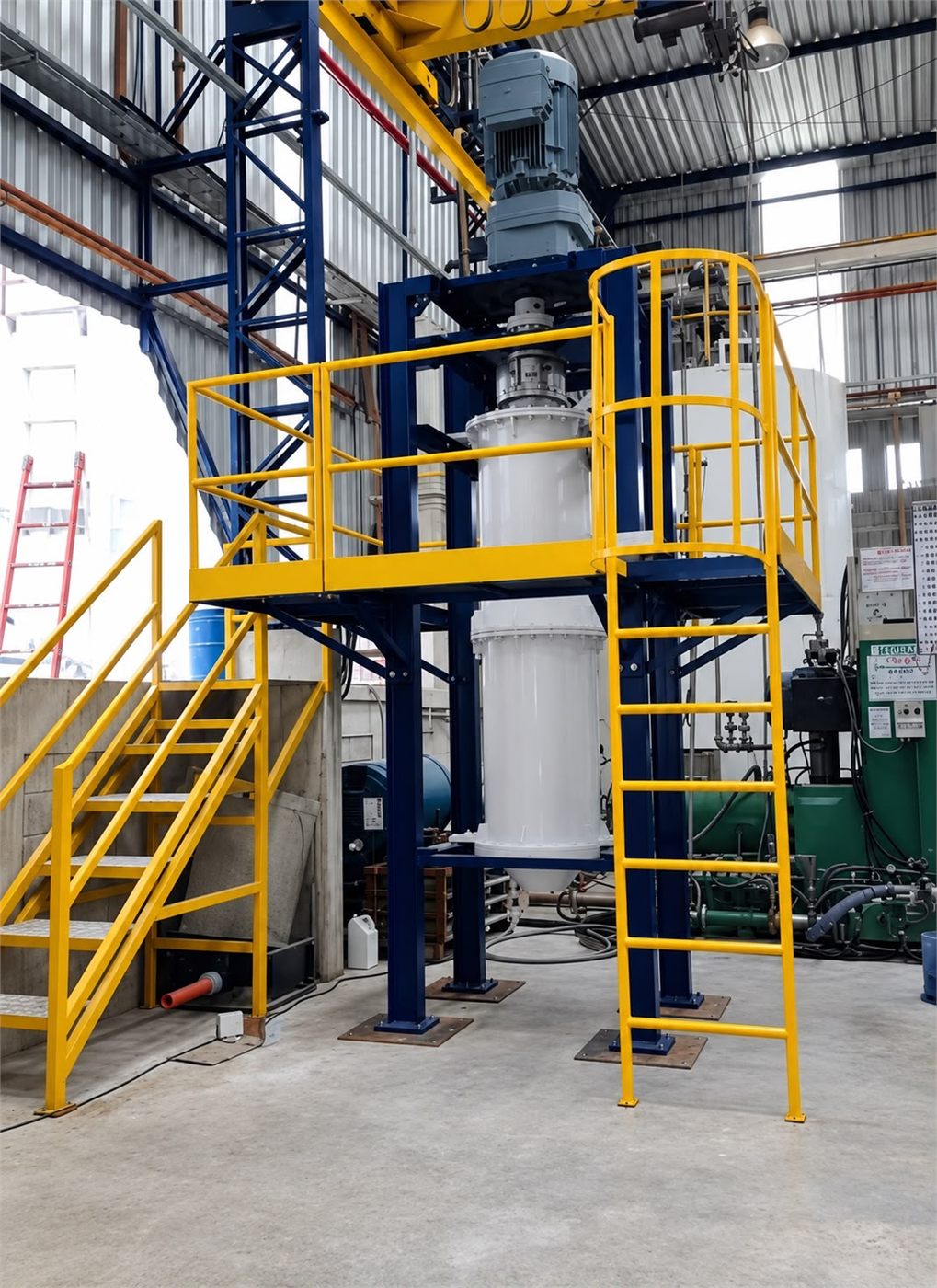 Moinho vertical instalado em planta de cliente, com estrutura azul, plataforma amarela, escada e escada marinheiro de acesso