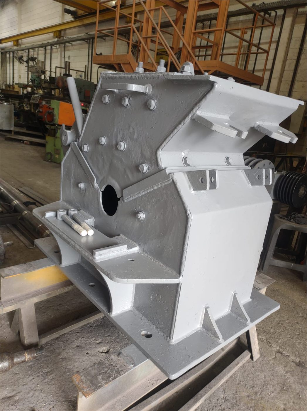 Carcaça de equipamento industrial soldada e pintada na oficina da RR Ferramentaria