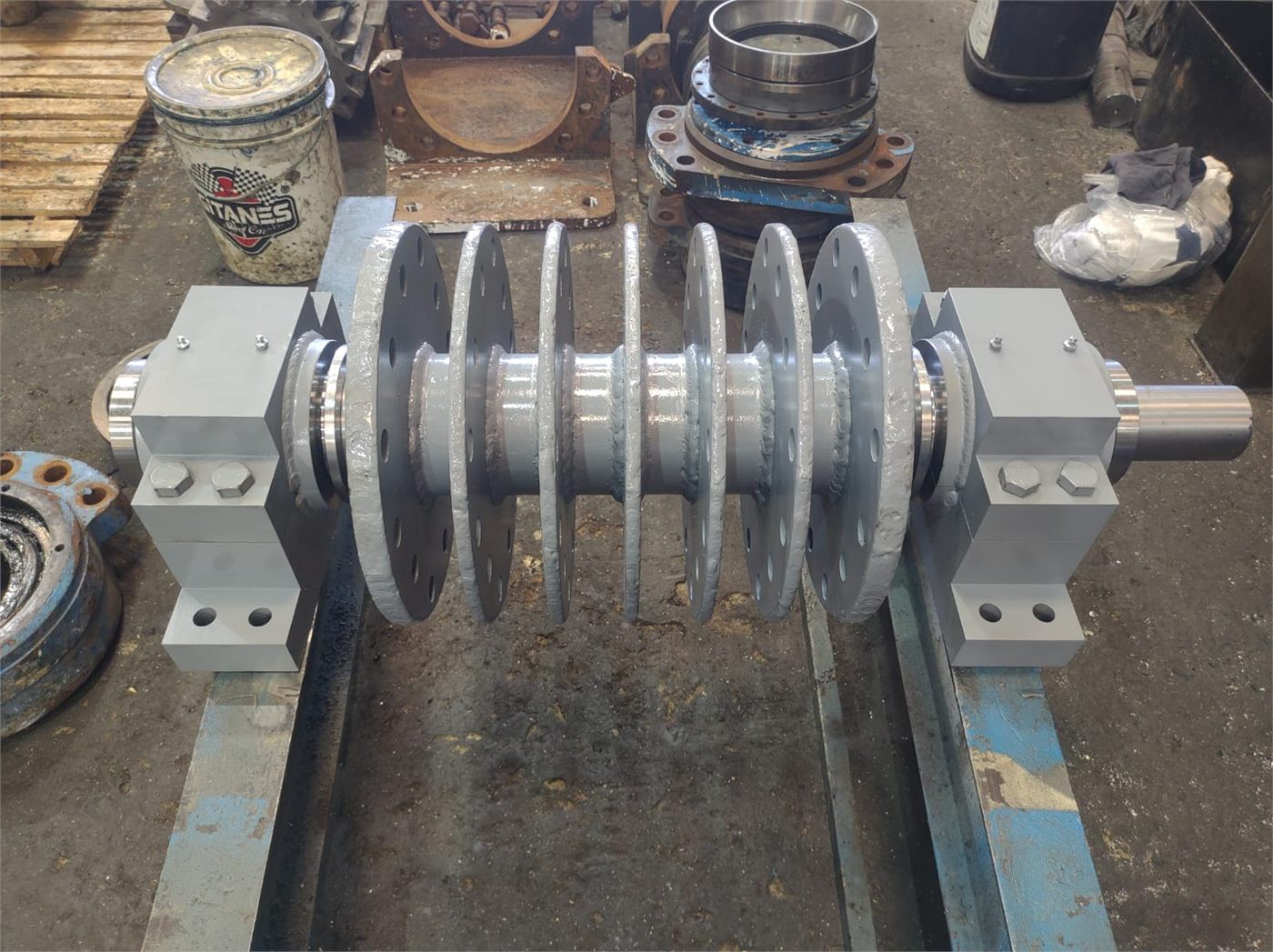 Rotor multidisco fabricado, soldado e montado entre mancais