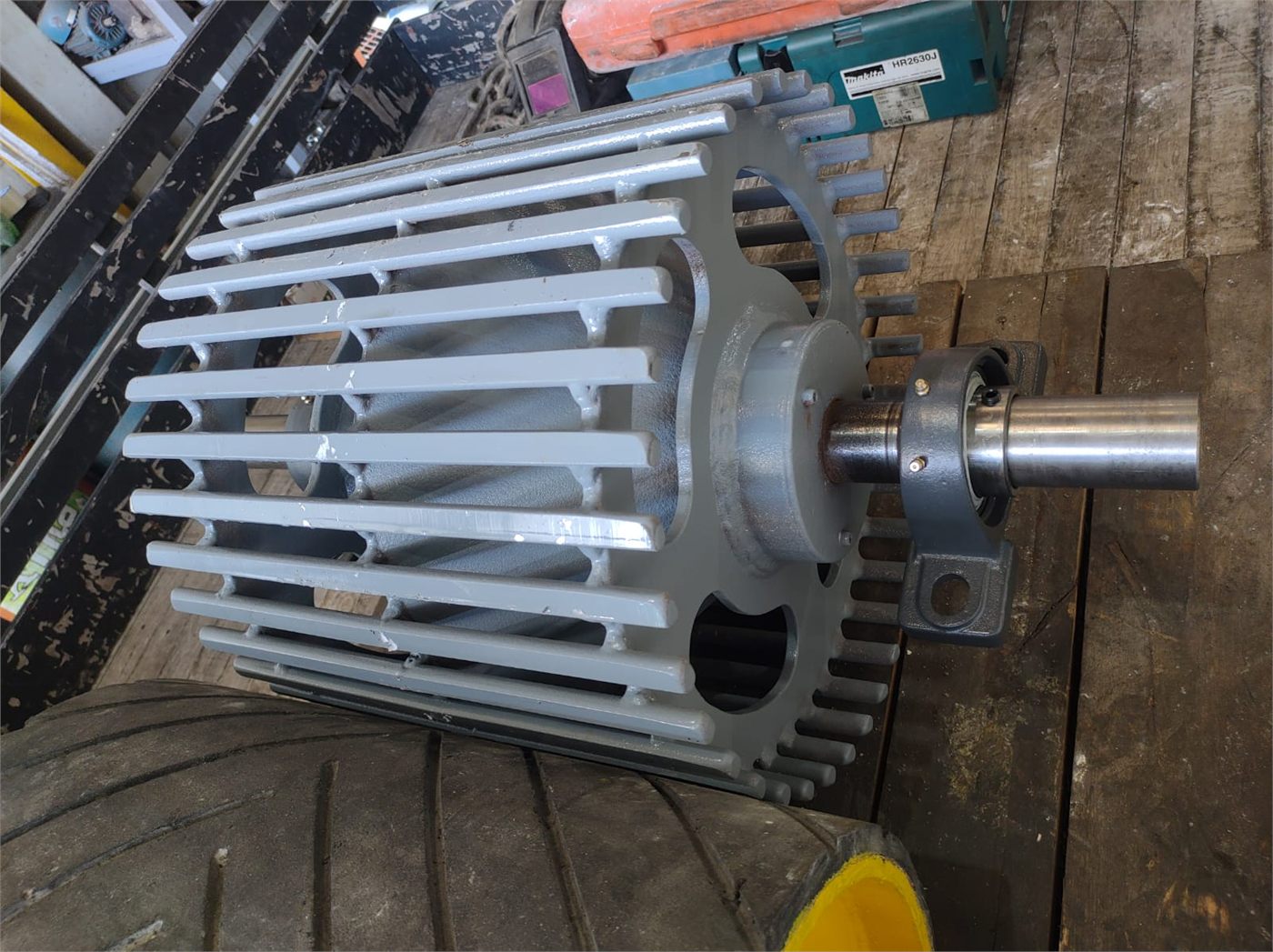 Rotor de equipamento industrial com engrenagem e mancal, usinado e pintado